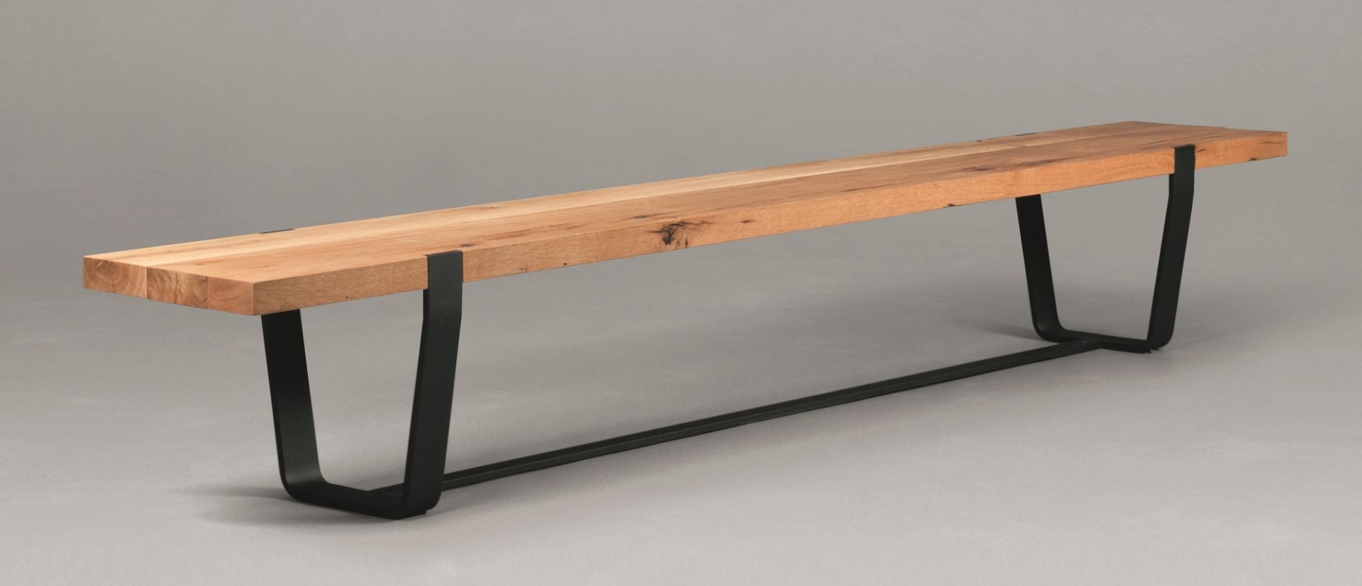 Janua BB 11 Clamp Tisch Eiche: Moderne Holzbank mit schwarzem Stahlgestell für Esszimmer und Wohnbereich.