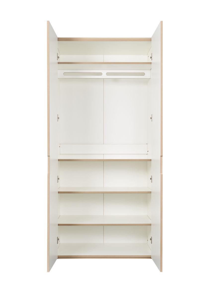 Offener, weißer Tojo Schrank mit Einlegeböden und Kleiderstange, ideal für modulare Schranksysteme und flexible Stauraumlösungen.