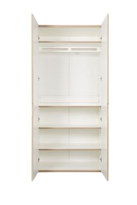 Offener, weißer Tojo Schrank mit Einlegeböden und Kleiderstange, ideal für modulare Schranksysteme und flexible Stauraumlösungen.