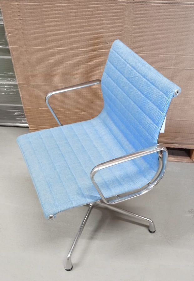 Aluminium stoel EA 103 / EA103 Stoel BLAUW/IVOOR Vitra TENTOONSTELLINGSSTUK / TWEEDEHANDSMEUBEL