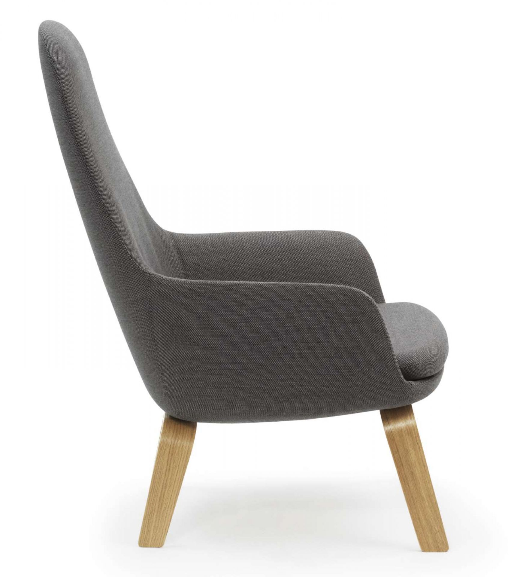 Grauer Era Lounge Chair Sessel von Normann Copenhagen, hohe Rückenlehne und Holzbeine.