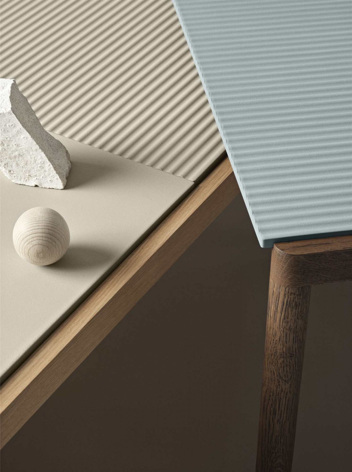 Detailaufnahme des Muuto Couple Coffee Table mit Holzbein und strukturierten Oberflächen.