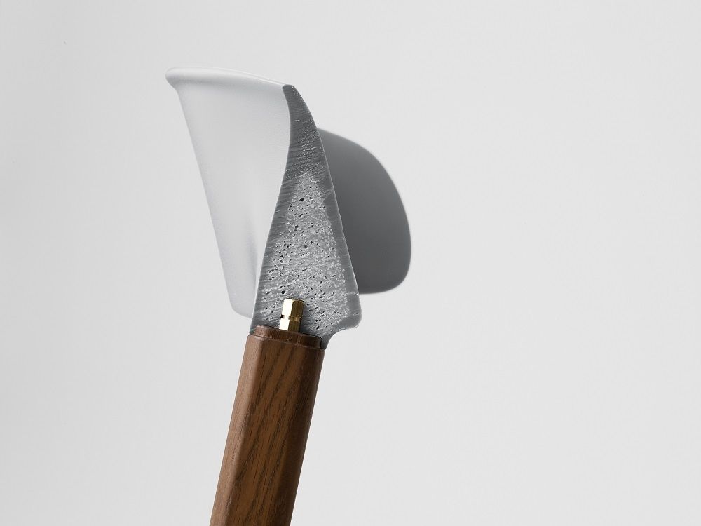 Detailaufnahme der Rückenlehne und des Holzrahmens vom Herit Chair Stuhl von Normann Copenhagen.
