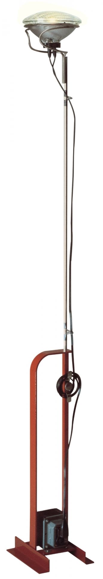 Toio Stehleuchte von Flos für indirektes Licht, rote Metallstruktur und verstellbarer Leuchtenkopf.