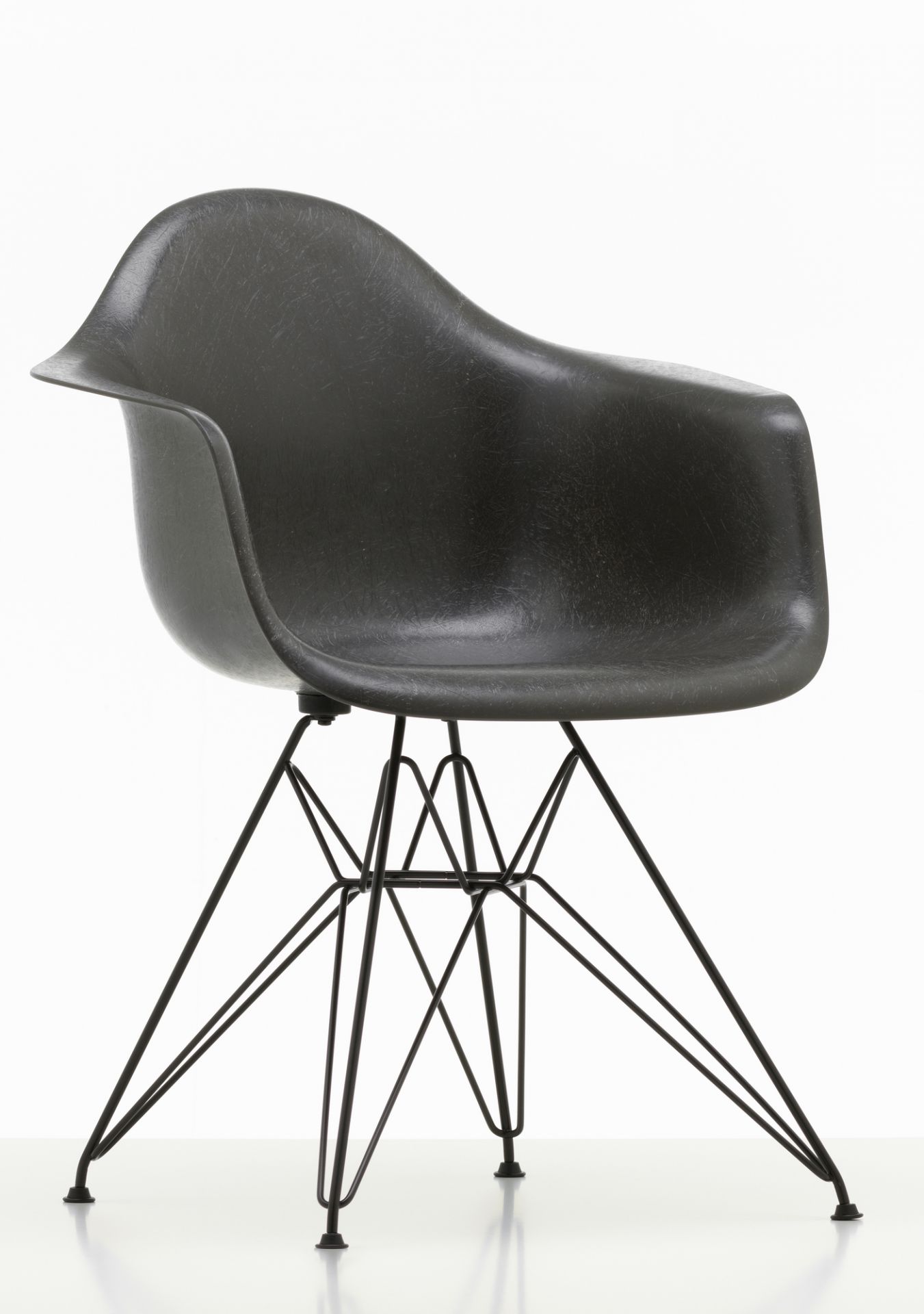 Grauer Eames Fiberglas Arm Chair DAR Stuhl von Vitra mit schwarzem Eiffelgestell.