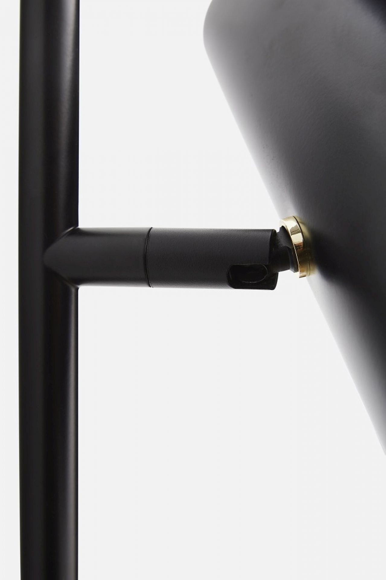 Detailaufnahme der schwarzen Cono Wandleuchte von Woud mit verstellbarem Lampenschirm und goldfarbenem Akzent.
