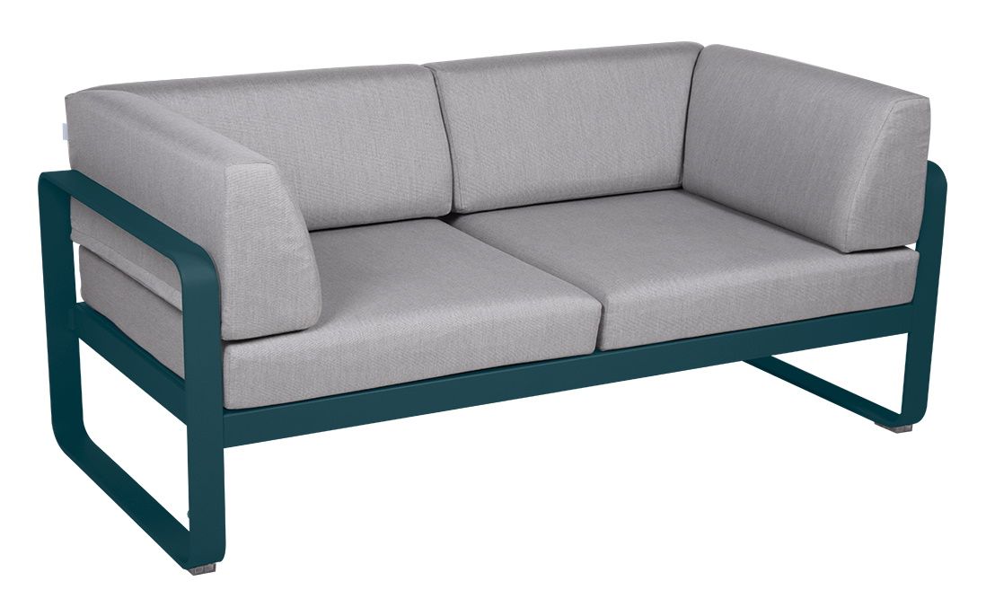 Bellevie Outdoor Sofa von Fermob, 2-Sitzer in Grau mit blauem Rahmen, Gartenmöbel für Terrasse.