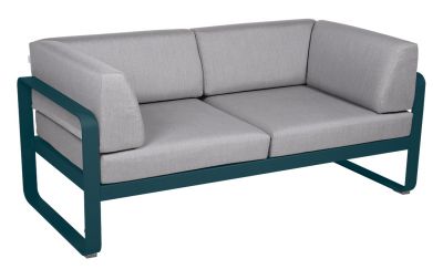 Bellevie Outdoor Sofa von Fermob, 2-Sitzer in Grau mit blauem Rahmen, Gartenmöbel für Terrasse.