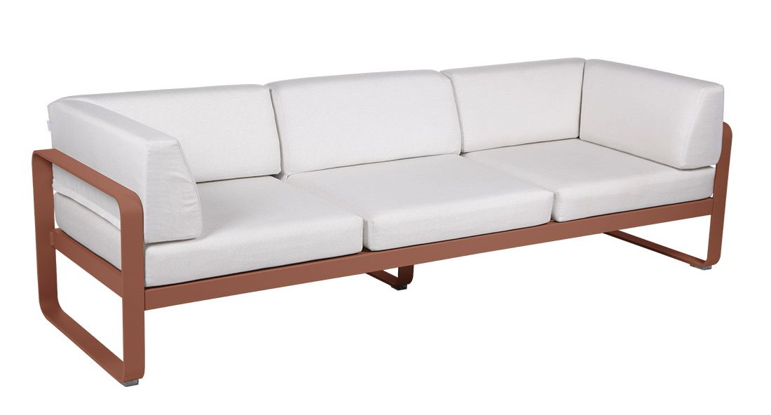 Fermob Bellevie 3-Sitzer Outdoor Sofa mit weißer Polsterung und bronzefarbenem Aluminiumgestell für Garten und Terrasse.