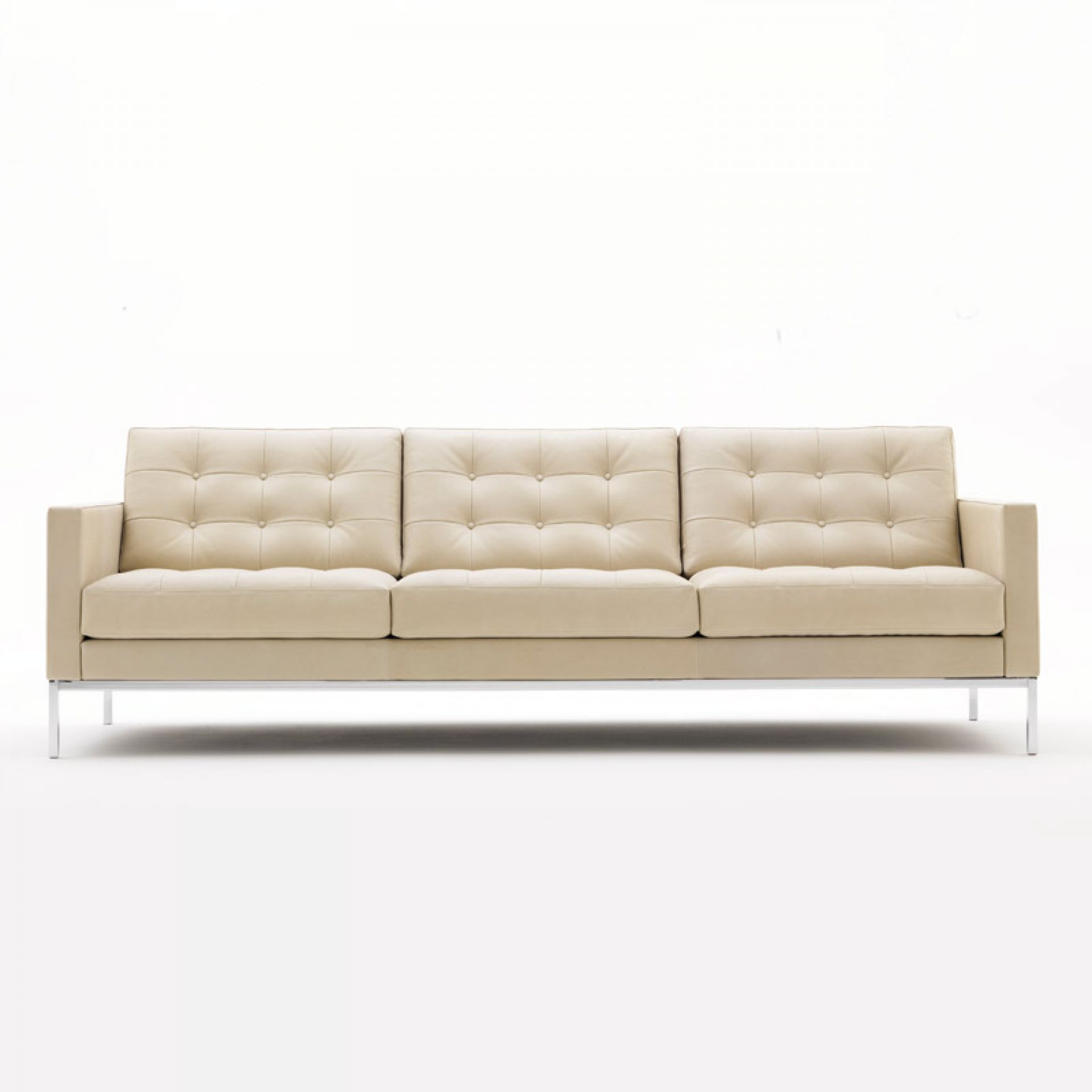 Beiges Florence Knoll RELAX Sofa von Knoll International mit Knopfheftung und Chromgestell.