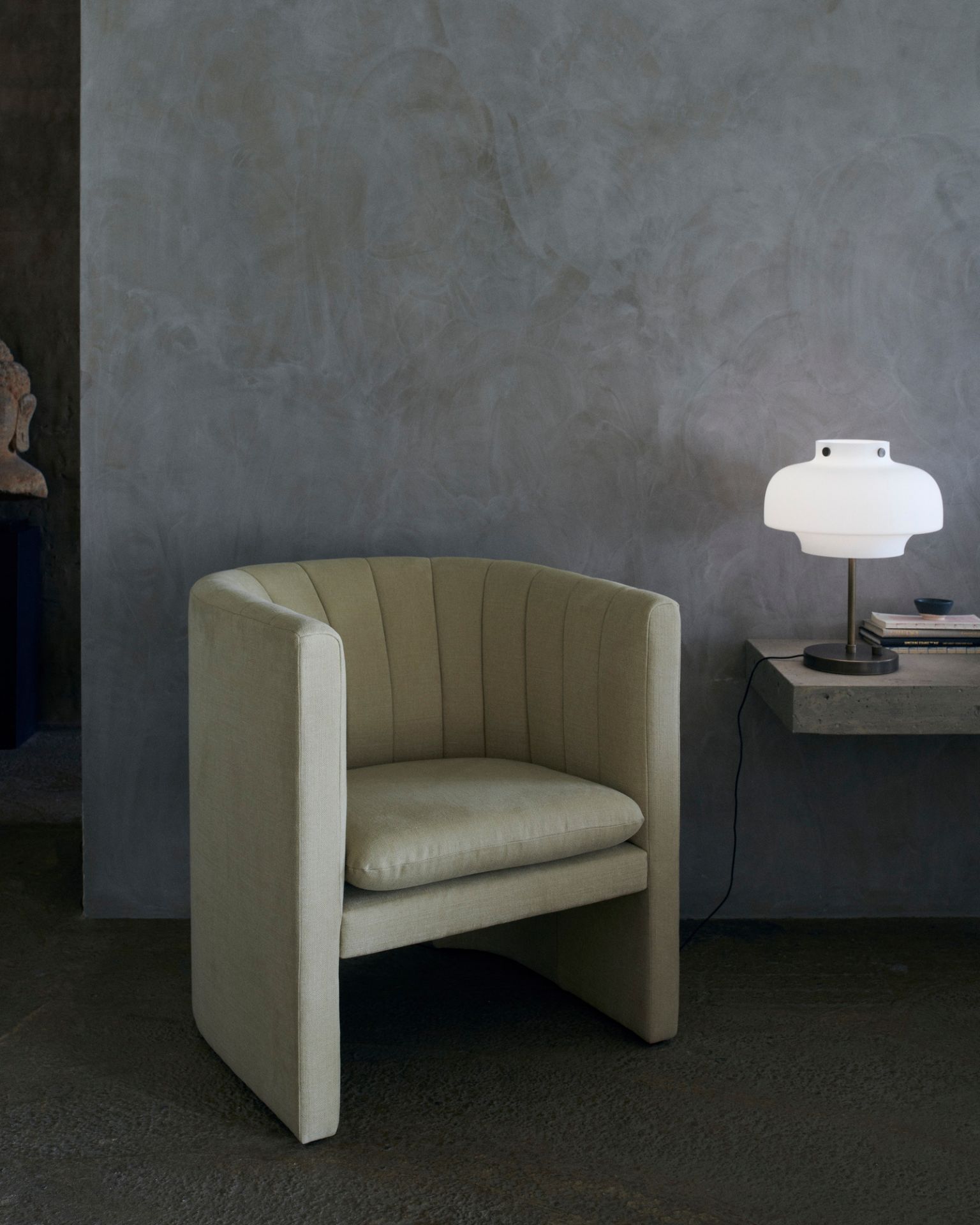 AndTradition Loafer Sessel SC23 in Beige: Moderner Loungesessel mit Stoffbezug und minimalistischem Design für Wohnzimmer.