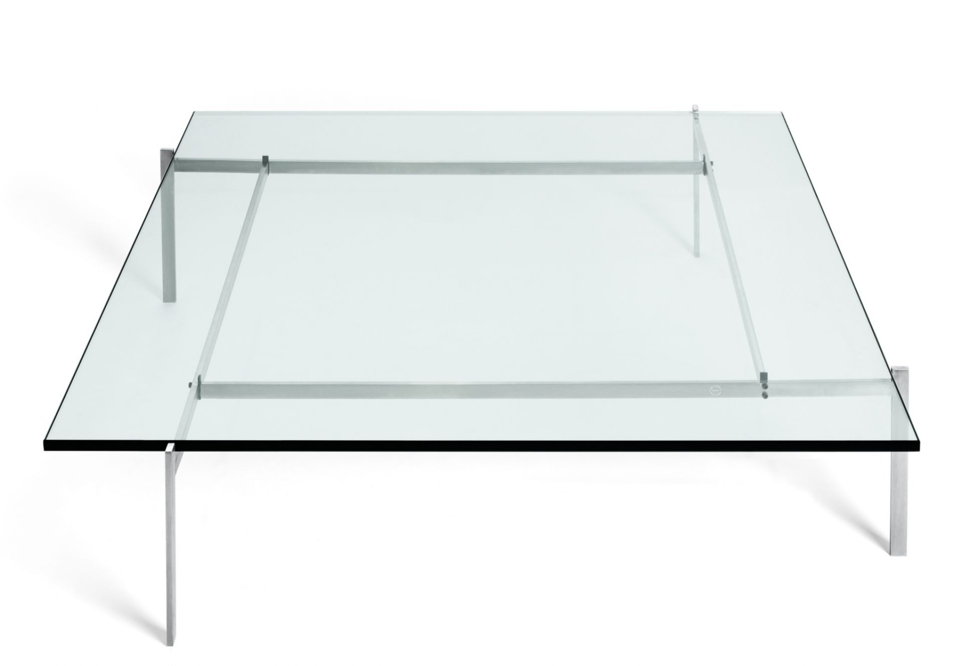PK61 Couchtisch von Fritz Hansen mit quadratischer Glasplatte und filigranem, silberfarbenem Stahlgestell.