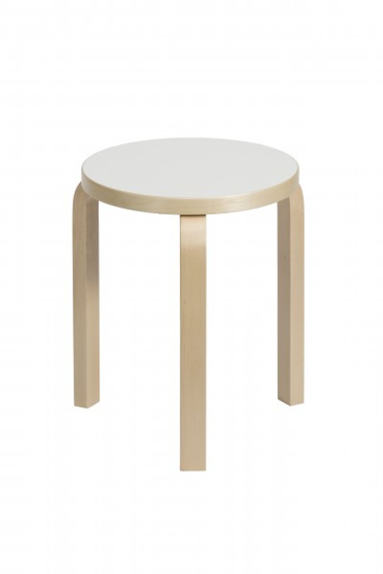 Artek Hocker 60: Klassischer, dreibeiniger Holz Hocker mit weißer Sitzfläche, skandinavisches Design.