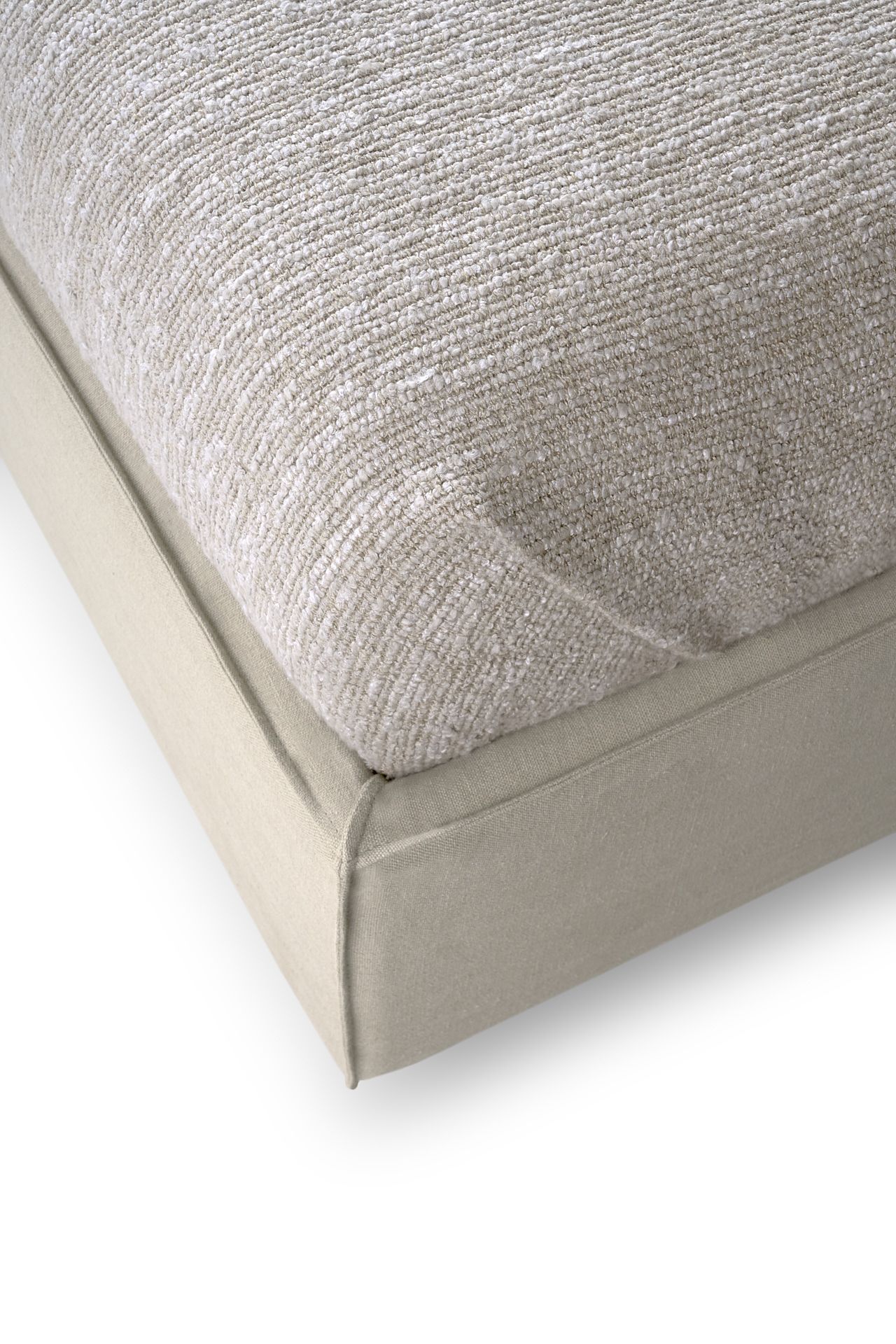 Detailaufnahme: Ethnicraft Revive Bett mit abnehmbarem Bezug in Beige. Modernes Schlafzimmer Möbel.