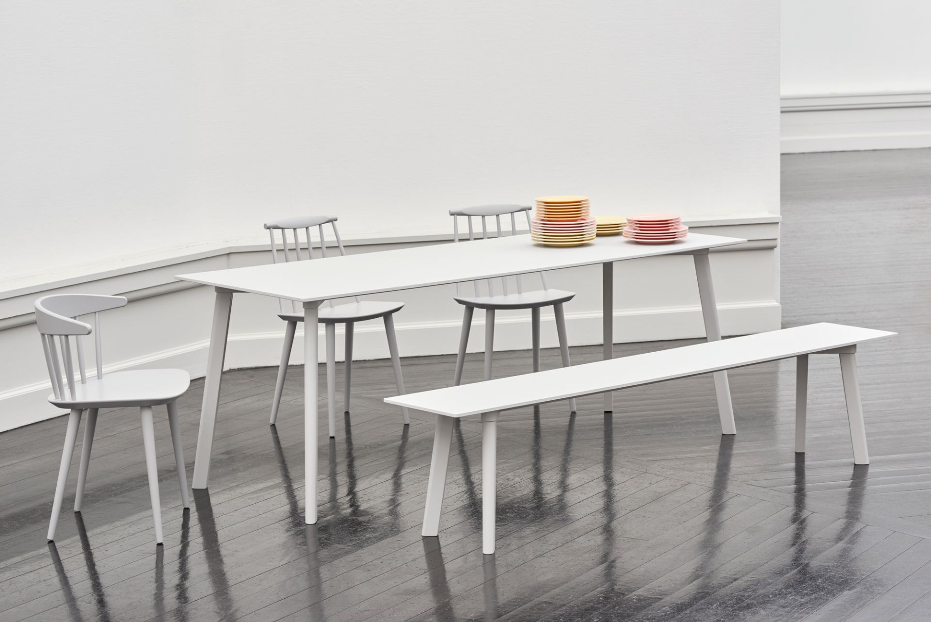 Heller Essbereich mit Hay J104 Stuhl, Tisch und Bank in Weiß. Modernes Design.