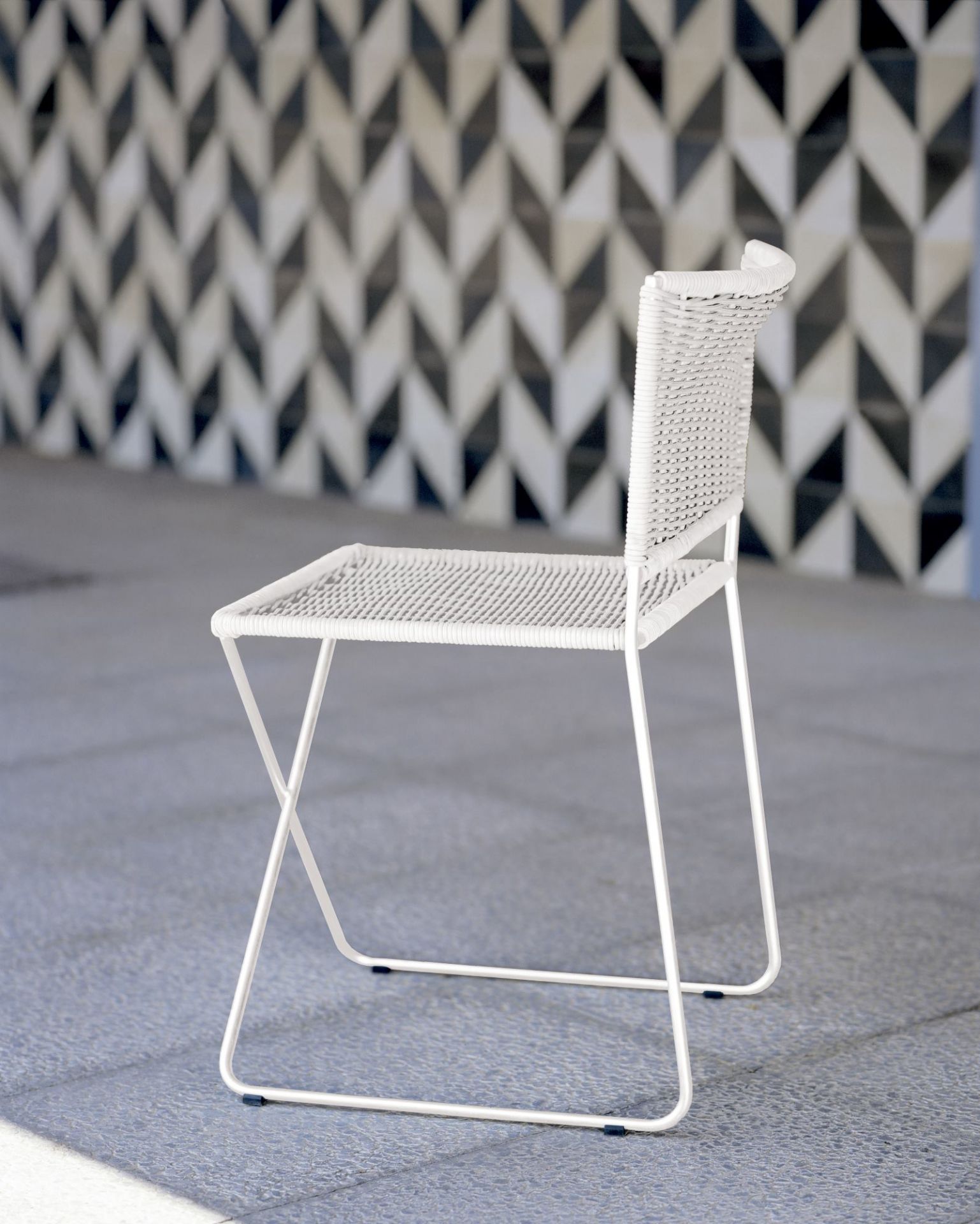Weißer Rattanstuhl von Ramón Santa & Cole, Gartenstuhl mit Metallgestell von hinten.