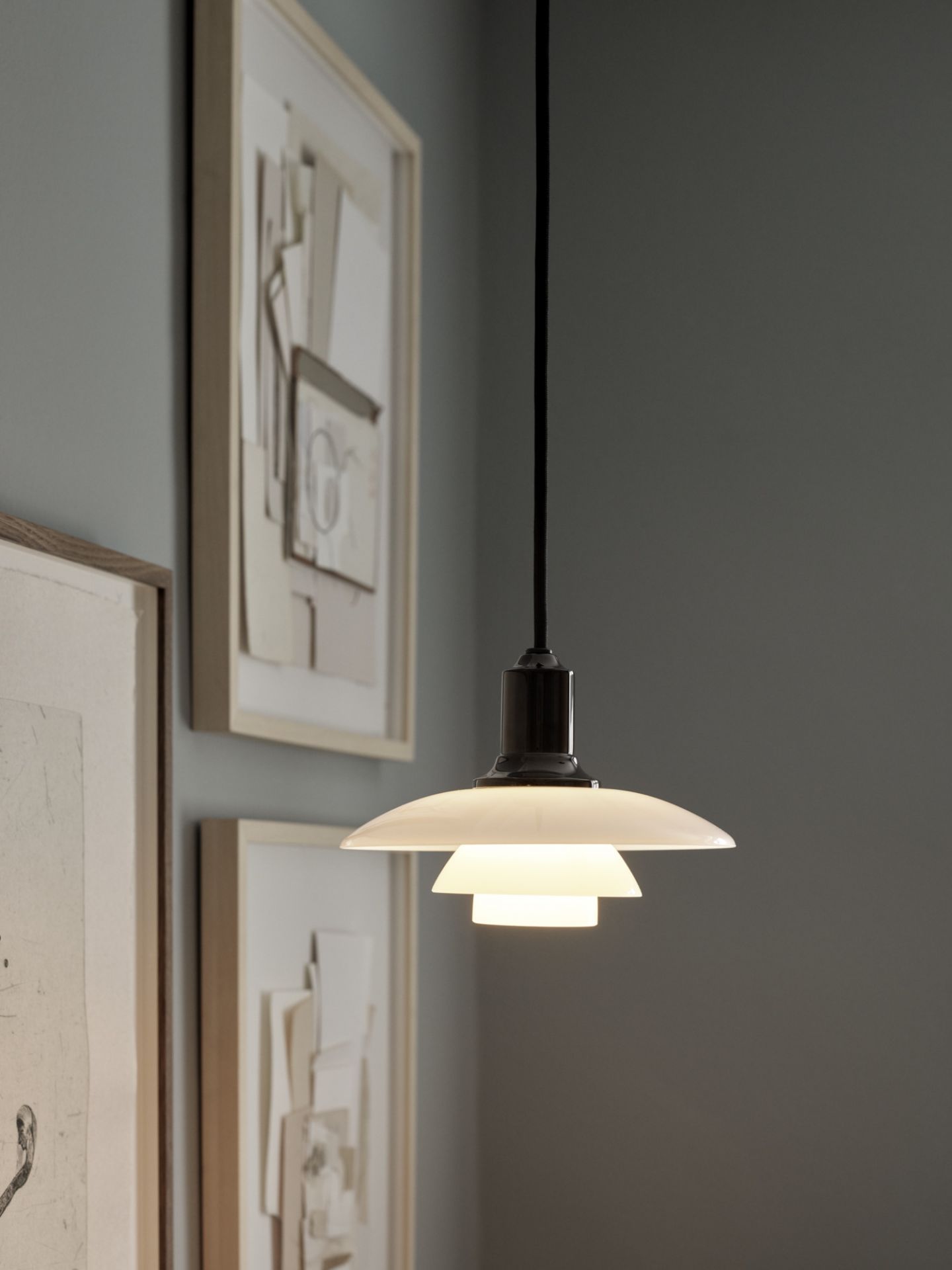 Nahaufnahme der PH Pendelleuchte von Louis Poulsen, ein Designklassiker für stilvolle Beleuchtung.