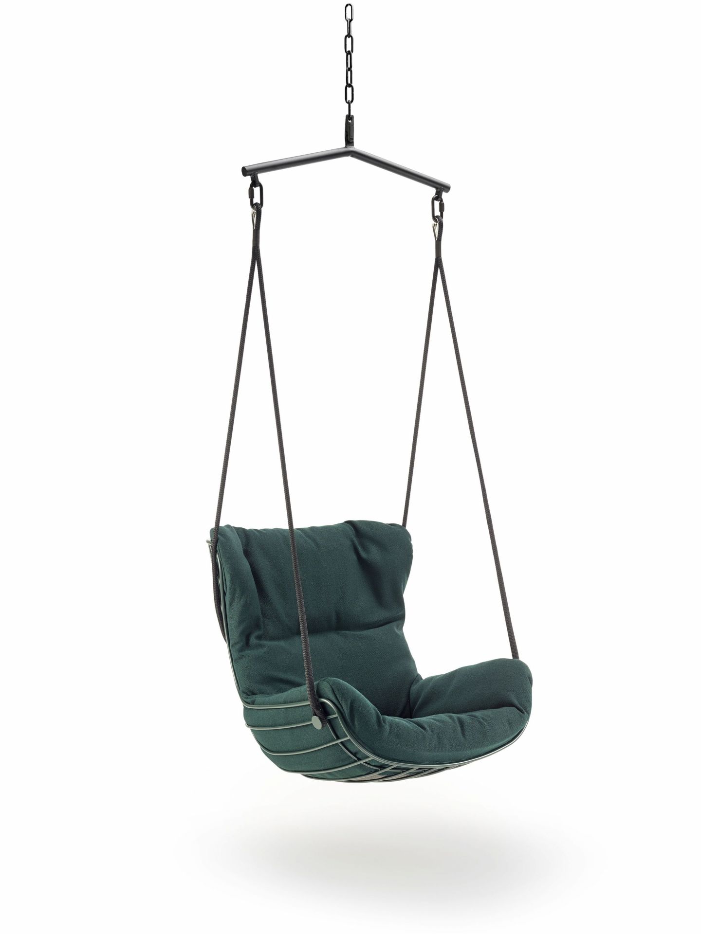 Leyasol Wingback Schwingsessel von Freifrau Manufaktur, hängender Sessel mit grünen Polstern und filigranem Metallgestell.