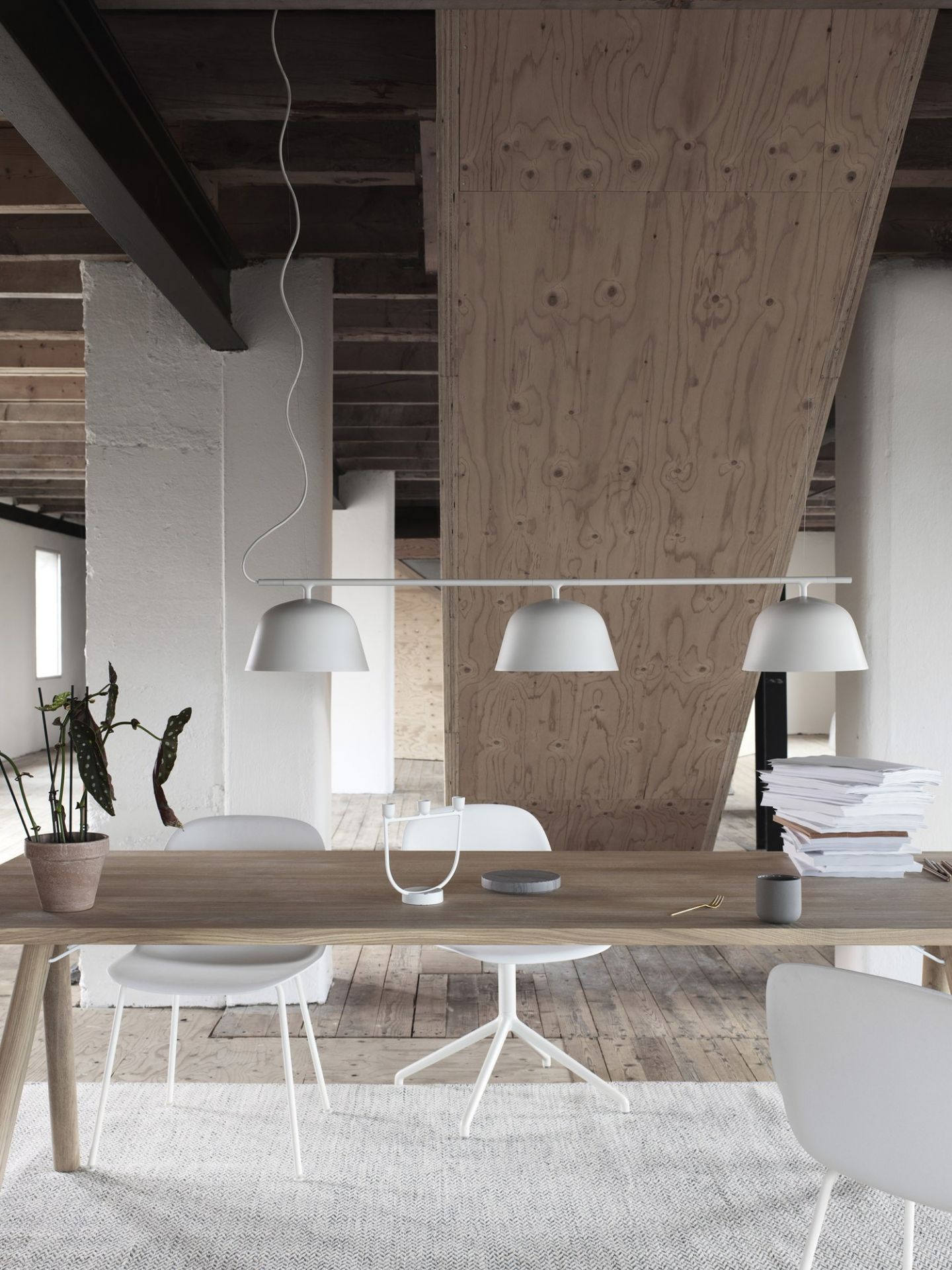 Ambit Rail Lamp Pendelleuchte von Muuto über Esstisch mit Stühlen in modernem Interieur.