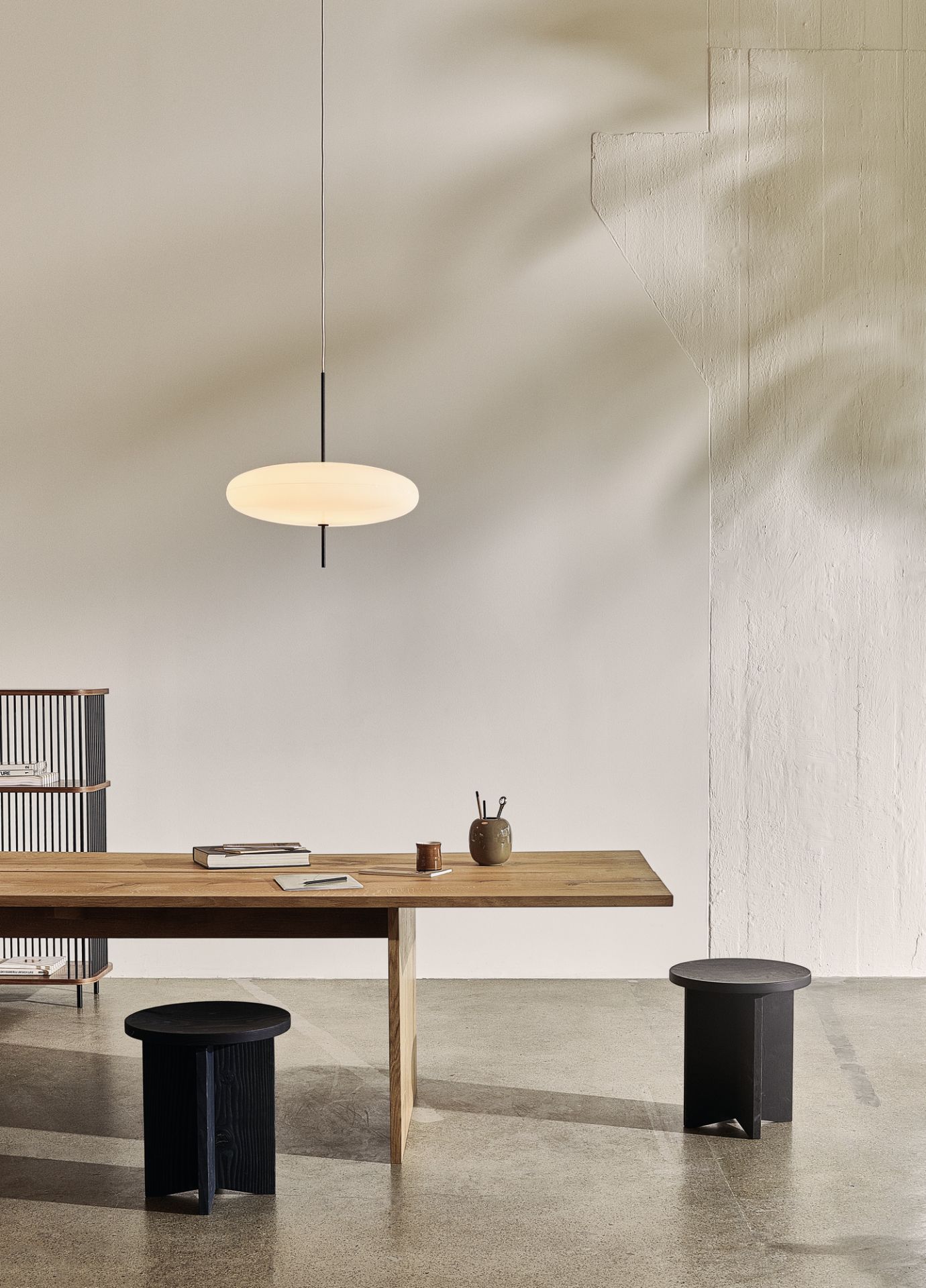 Weiße Astep Deckenleuchte Model 2065 über Holztisch, minimalistisches Design für Wohnzimmer und Esszimmer.