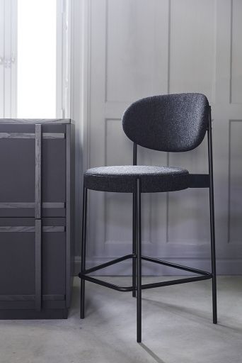 Series 430 Bar Stool von Verpan, 65 cm hoch, mit grauem Stoffbezug und schwarzem Metallgestell.