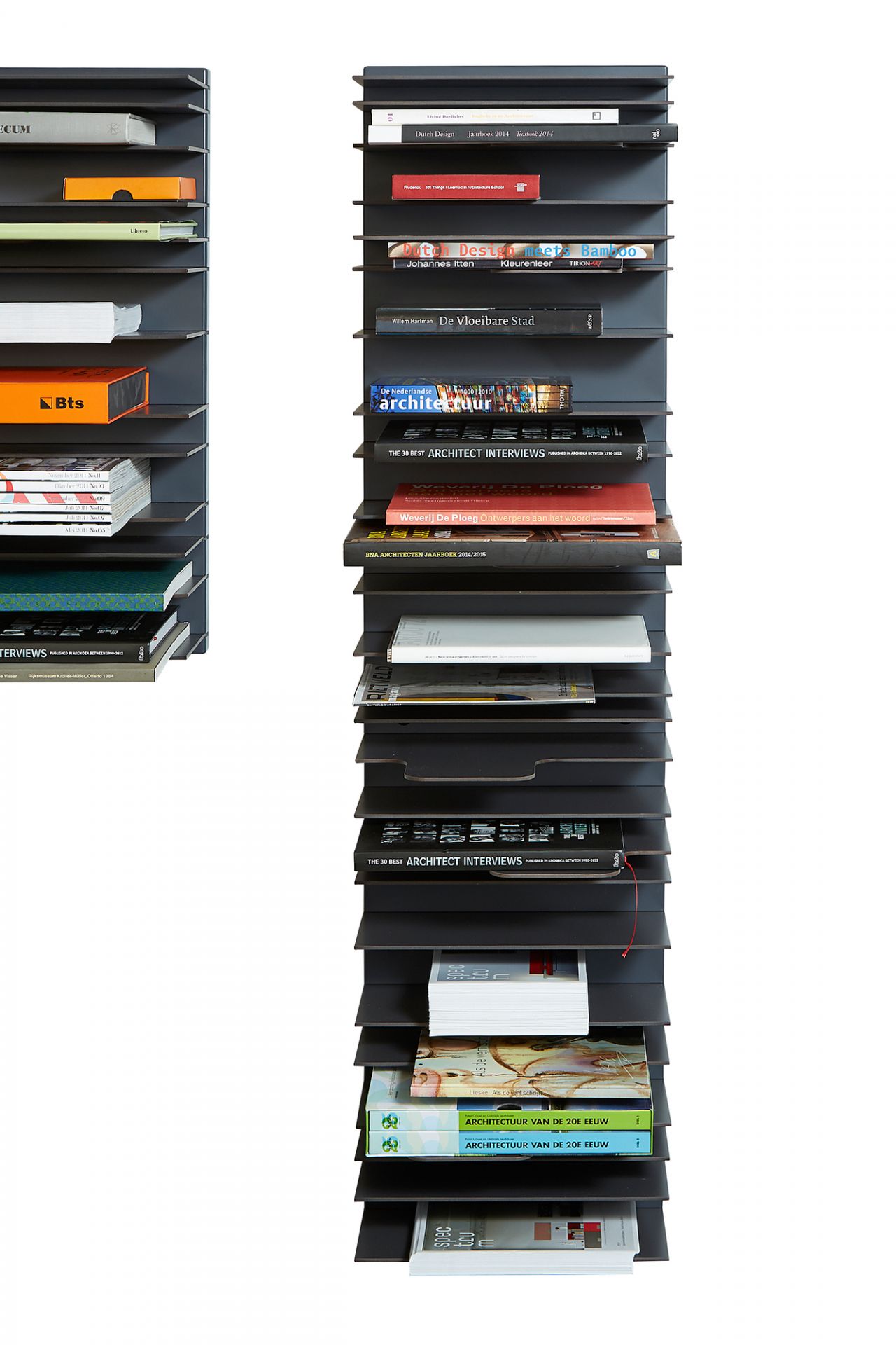 Modernes, graues Paperback Bücherregal Spectrum mit Büchern und Zeitschriften an der Wand.