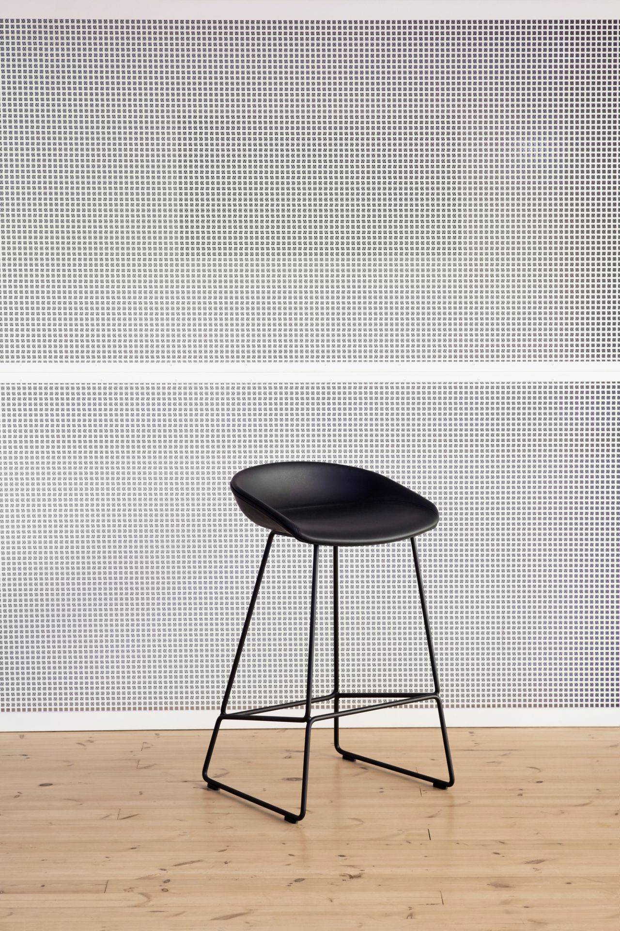 Schwarzer About a Stool AAS 39 Barhocker von Hay mit Vollpolster und Stahlgestell.