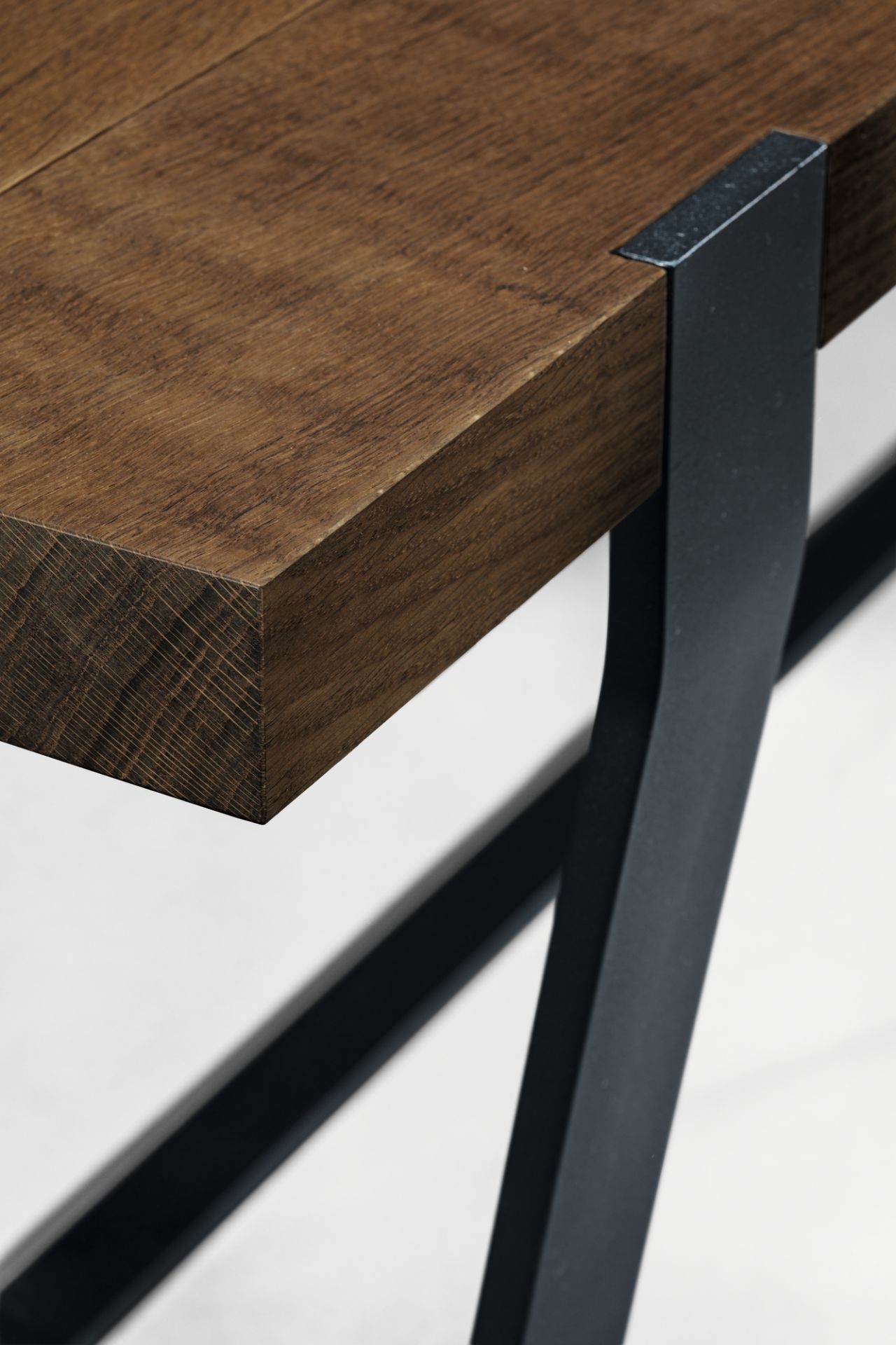 Detailaufnahme BB 11 Clamp Tisch von Janua mit geräucherter Eichenplatte und schwarzem Metallgestell.