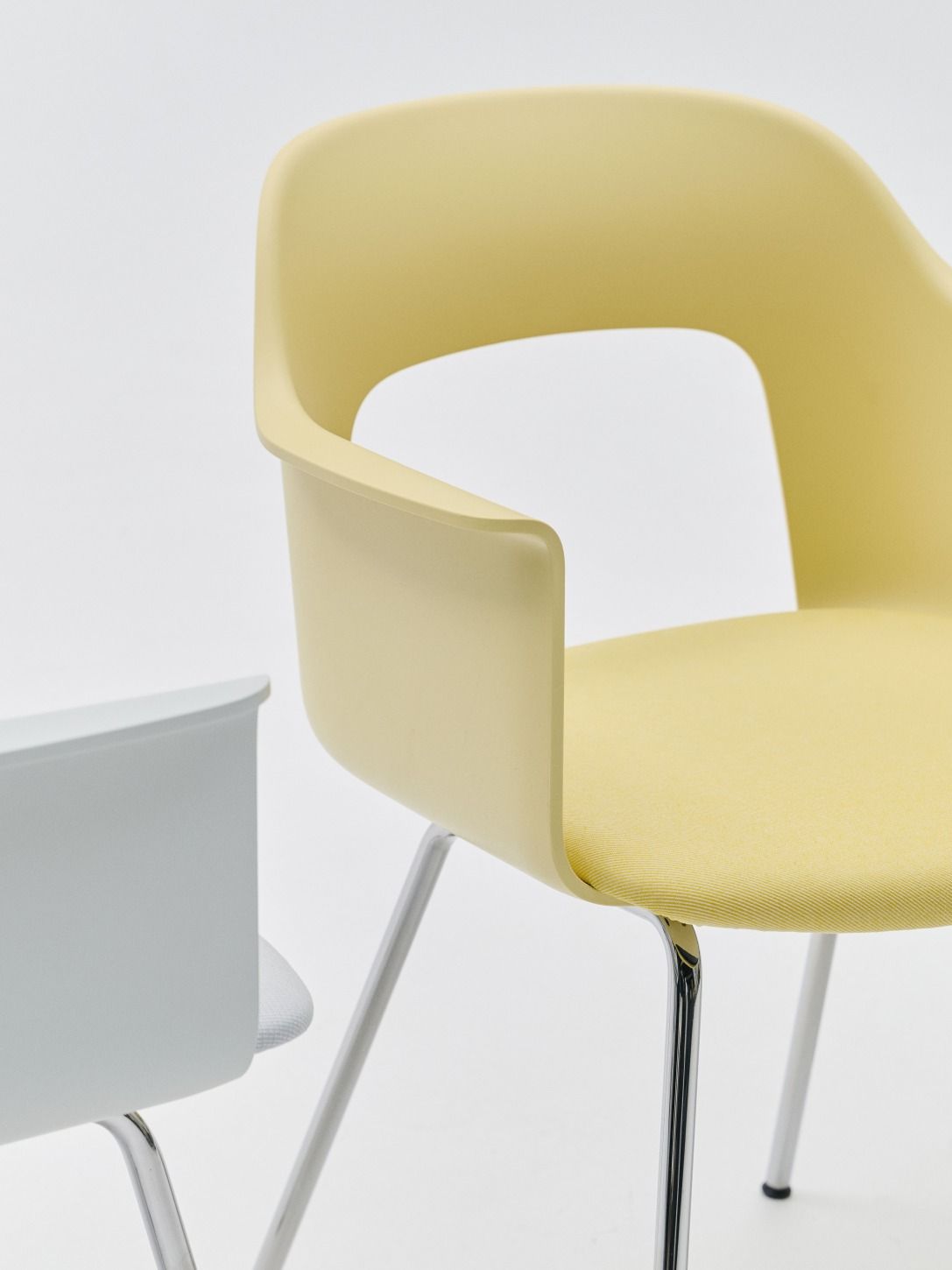 Nahaufnahme des gelben Hay Layout Armchair 213 Armlehnstuhls mit verchromten Beinen, ideal für modernes Wohnen.