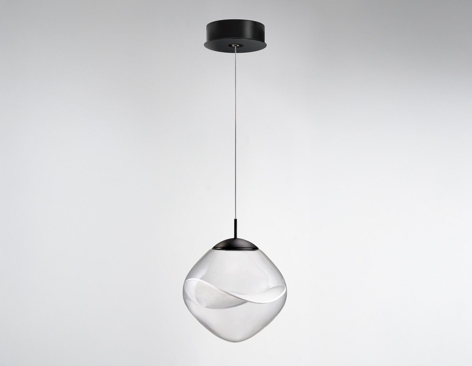 Aether Pendelleuchte in Schwarz: Moderne Hängelampe mit DALI-Dimmung und einzigartigem Glasdesign für stilvolle Beleuchtung.