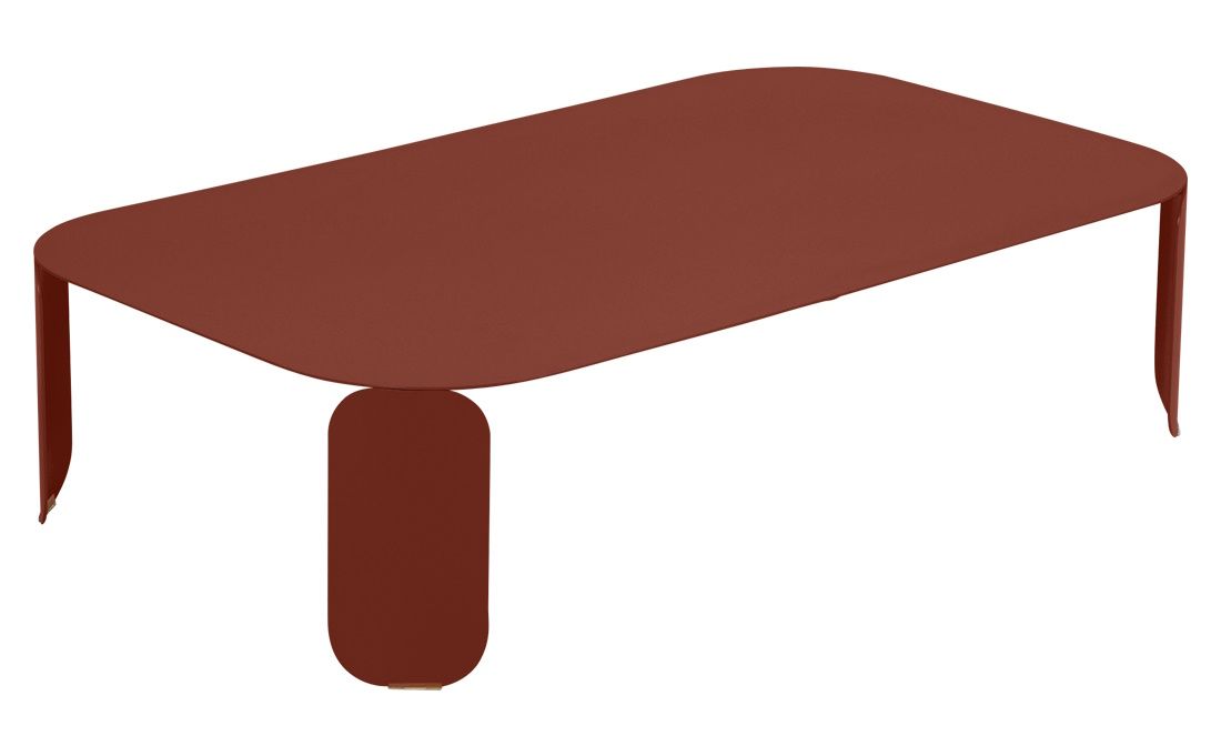Bebop Low Table von Fermob, ein moderner, rechteckiger Outdoor-Tisch in Rostrot mit abgerundeten Ecken.