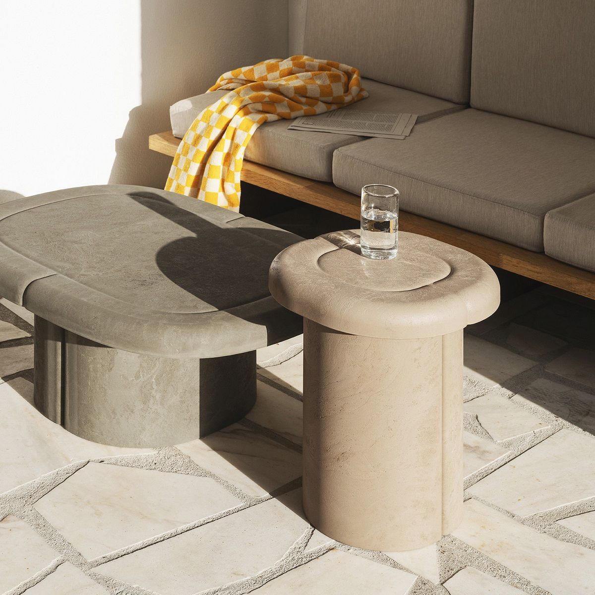 Alder Lounge Table Oval von Mater: Moderner Couchtisch für Innen und Außen, aus robustem Material.