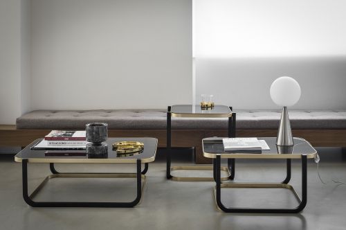 Duet A Beistelltisch von Wiener GTV Design, quadratisch, schwarzes Gestell mit goldener Akzentlinie, moderne Wohnzimmermöbel.
