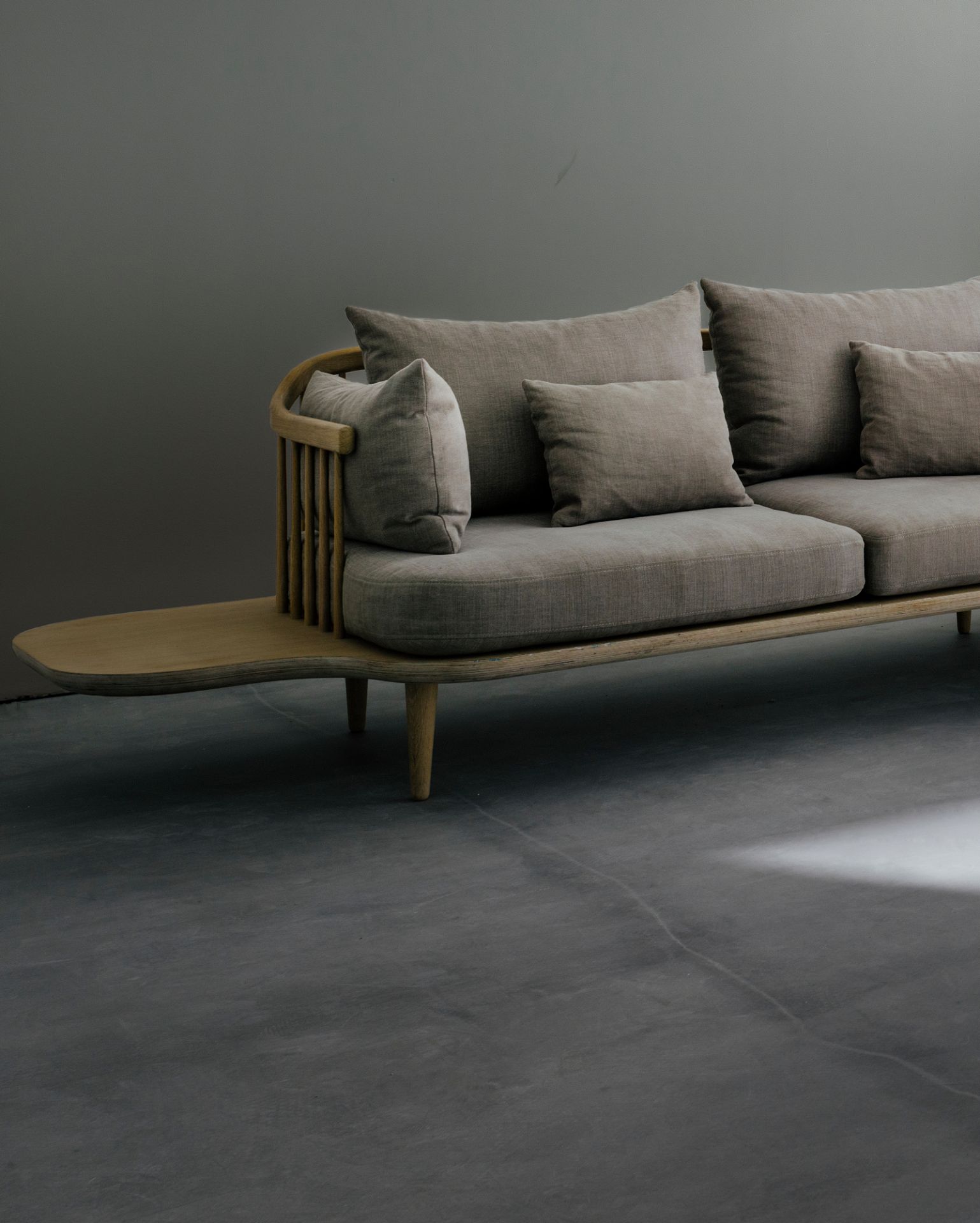 Fly Lounge Sofa 2-Sitzer von AndTradition, Eiche weiss geölt mit grauem Stoffbezug Hot Madison 094.