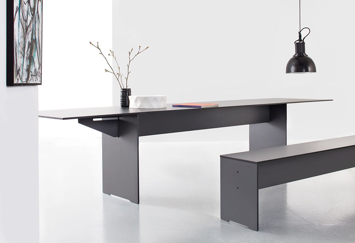 Riva Klapptisch Anthrazit von Conmoto mit Bank in minimalistischem Design für den Außenbereich.
