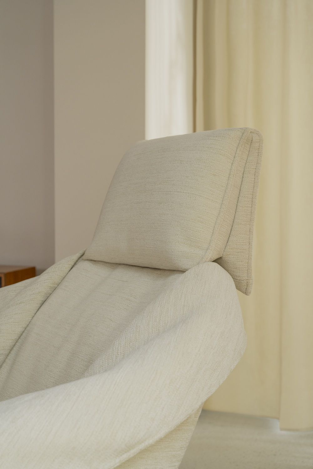 Bascule Fauteuil met hoge rugleuning en voetenbank Vitra