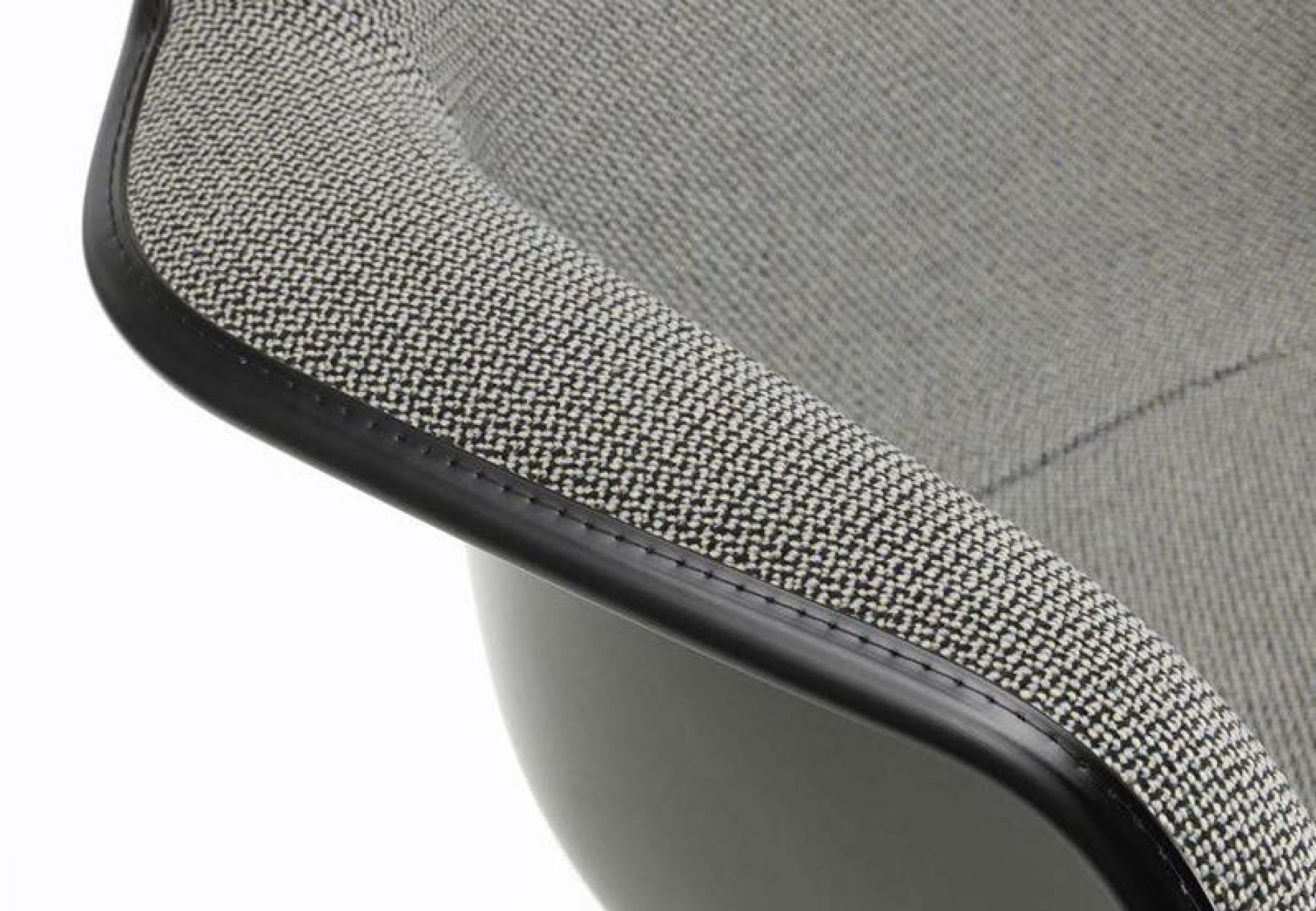 Detailaufnahme des vollgepolsterten Eames Plastic Armchair RAR Schaukelstuhls von Vitra, grauer Stoffbezug, schwarze Keder.