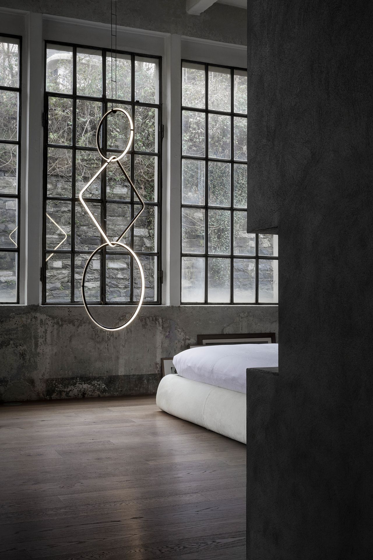 Flos Arrangements Pendelleuchte im Schlafzimmer mit geometrischen Formen aus Kreisen und Quadraten, modernes Design.