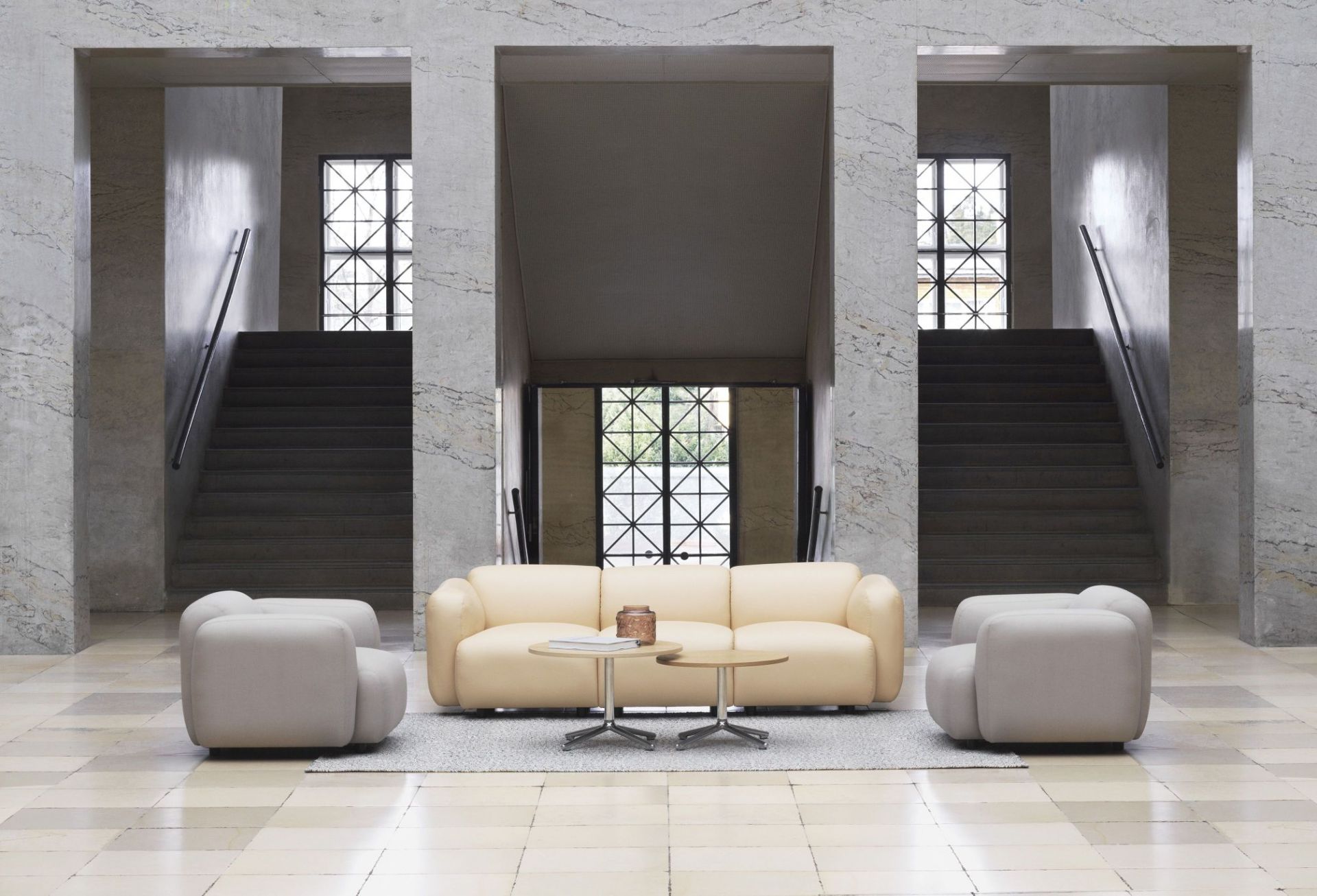 Swell Sessel von Normann Copenhagen, cremefarbenes Sofa mit zwei Sesseln und Couchtischen in Marmorhalle.