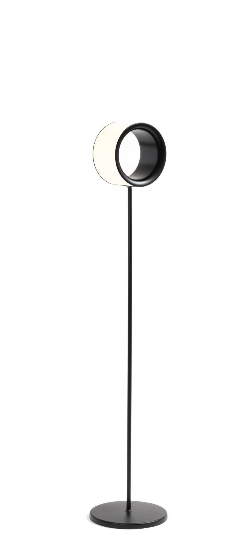 Schwarze Lost Stehleuchte von Magis mit kreisförmigem Lampenschirm und minimalistischem Design.