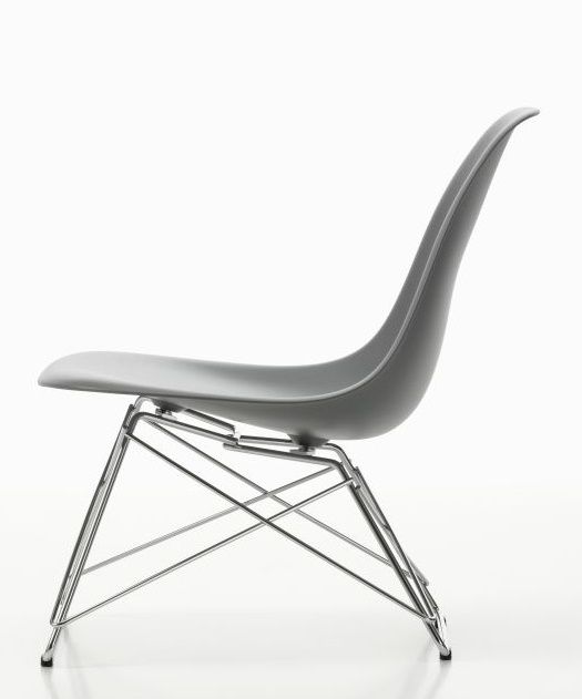 Grauer Eames Plastic Side Chair LSR Stuhl von Vitra mit verchromtem Drahtgestell, Seitenansicht.