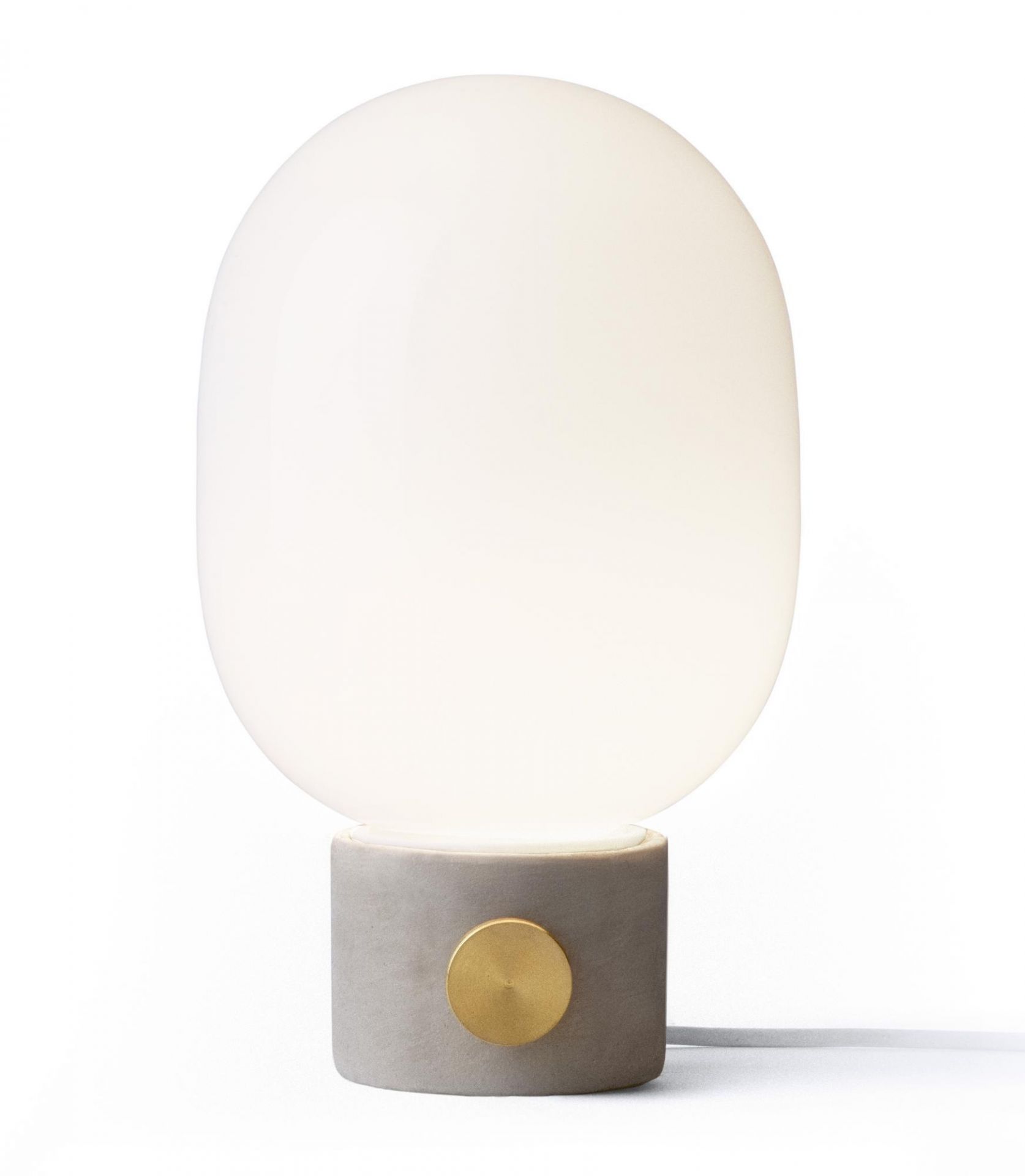JWDA Concrete Lamp Tischleuchte von Audo: Moderne Lampe mit Betonfuß und opalweißem Glasschirm.