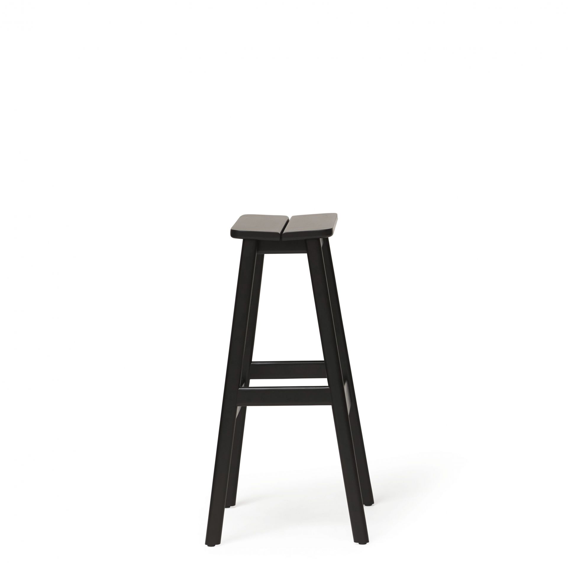 Angle Standard Barhocker von Form & Refine, schwarzer Holz-Barstuhl mit minimalistischem Design.