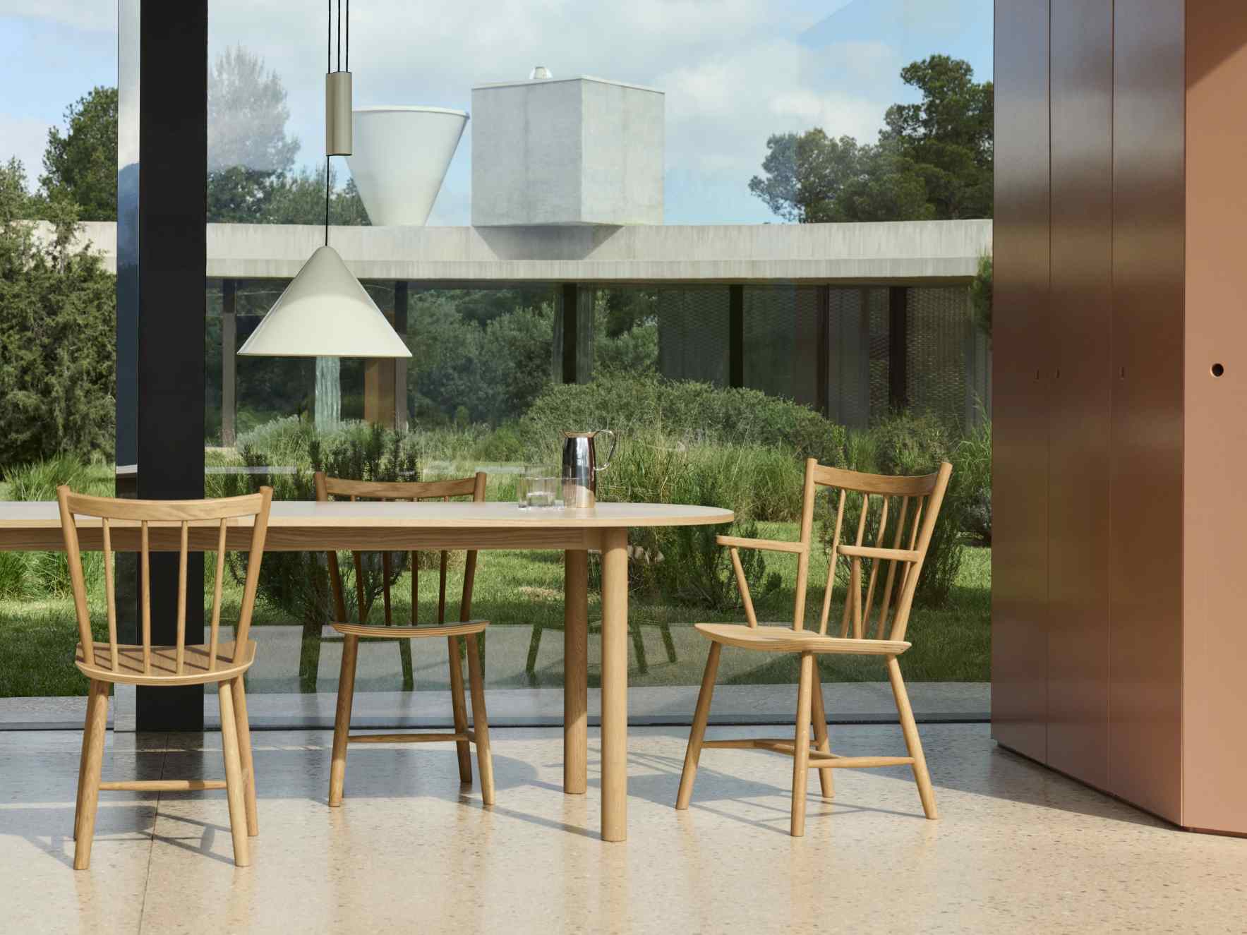 Annex Table Oblong Esstisch Oval von Hay mit Holzstühlen in modernem Esszimmer mit Blick ins Grüne.