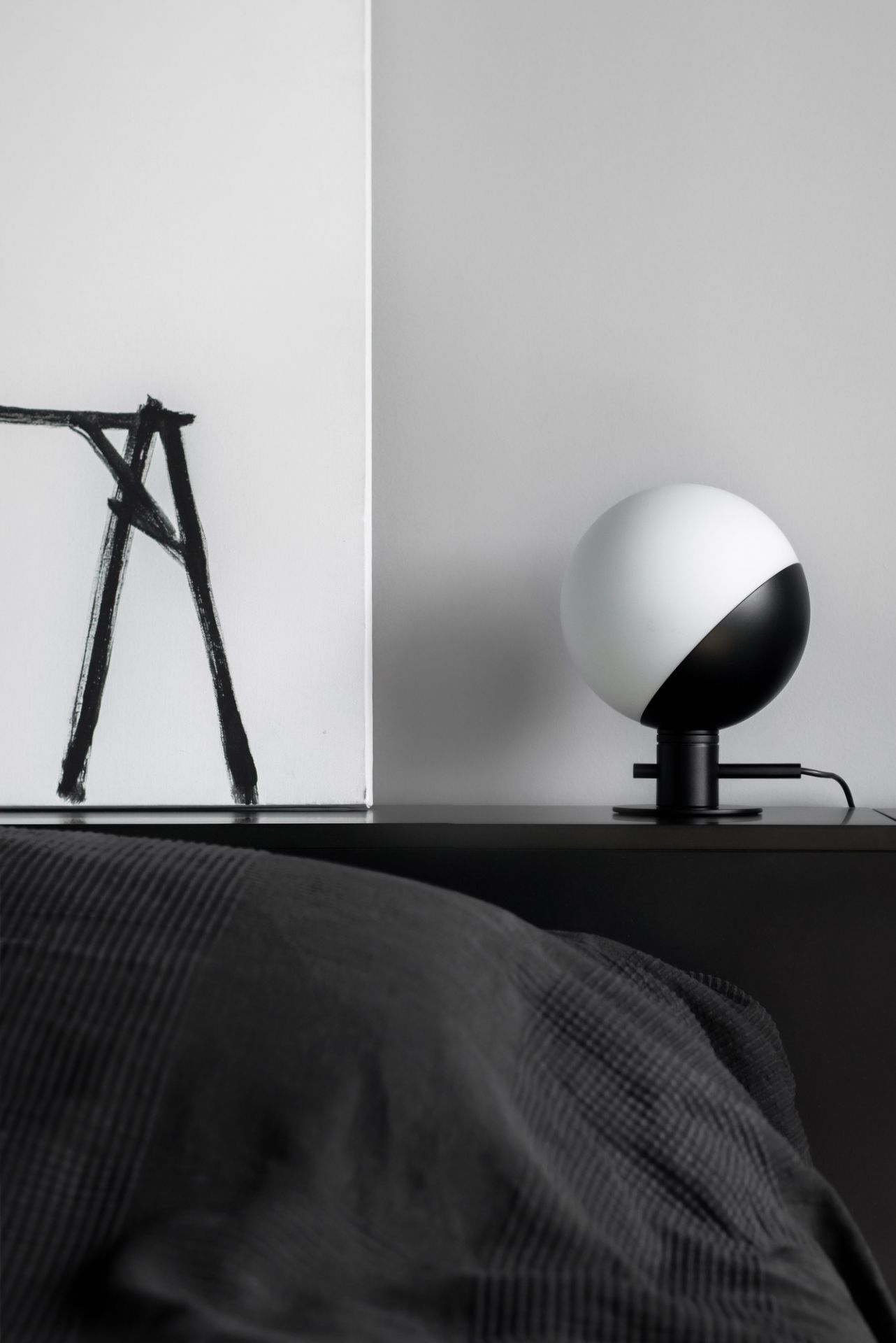 Baluna Lampe: Moderne Tischleuchte von Grupa mit schwarzem Fuß und weißem Lampenschirm.
