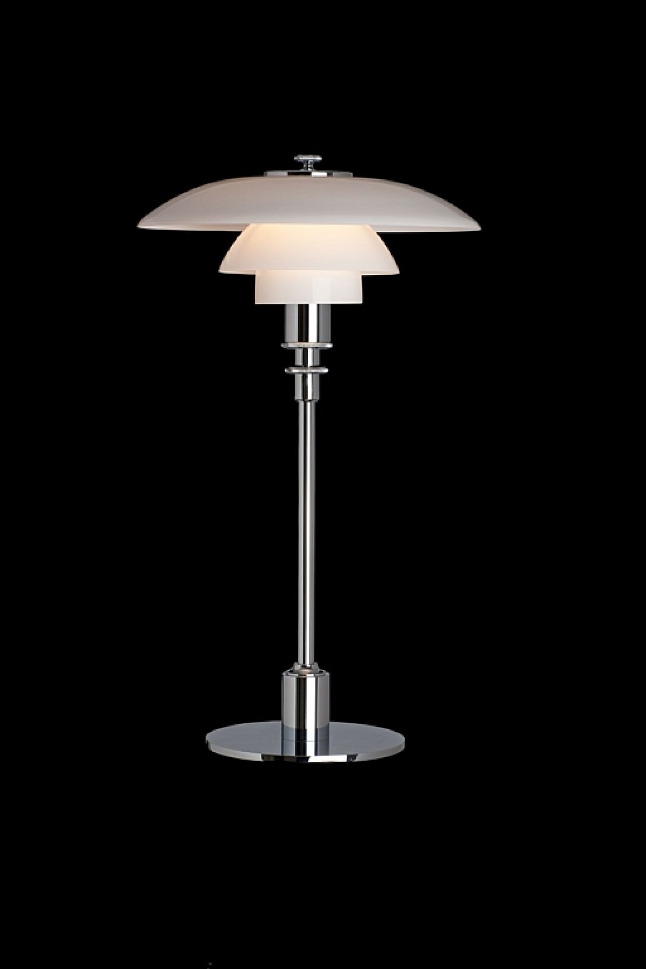 PH 2/1 Tischleuchte von Louis Poulsen mit Opalglas-Schirm und Chromgestell für stimmungsvolle Beleuchtung.