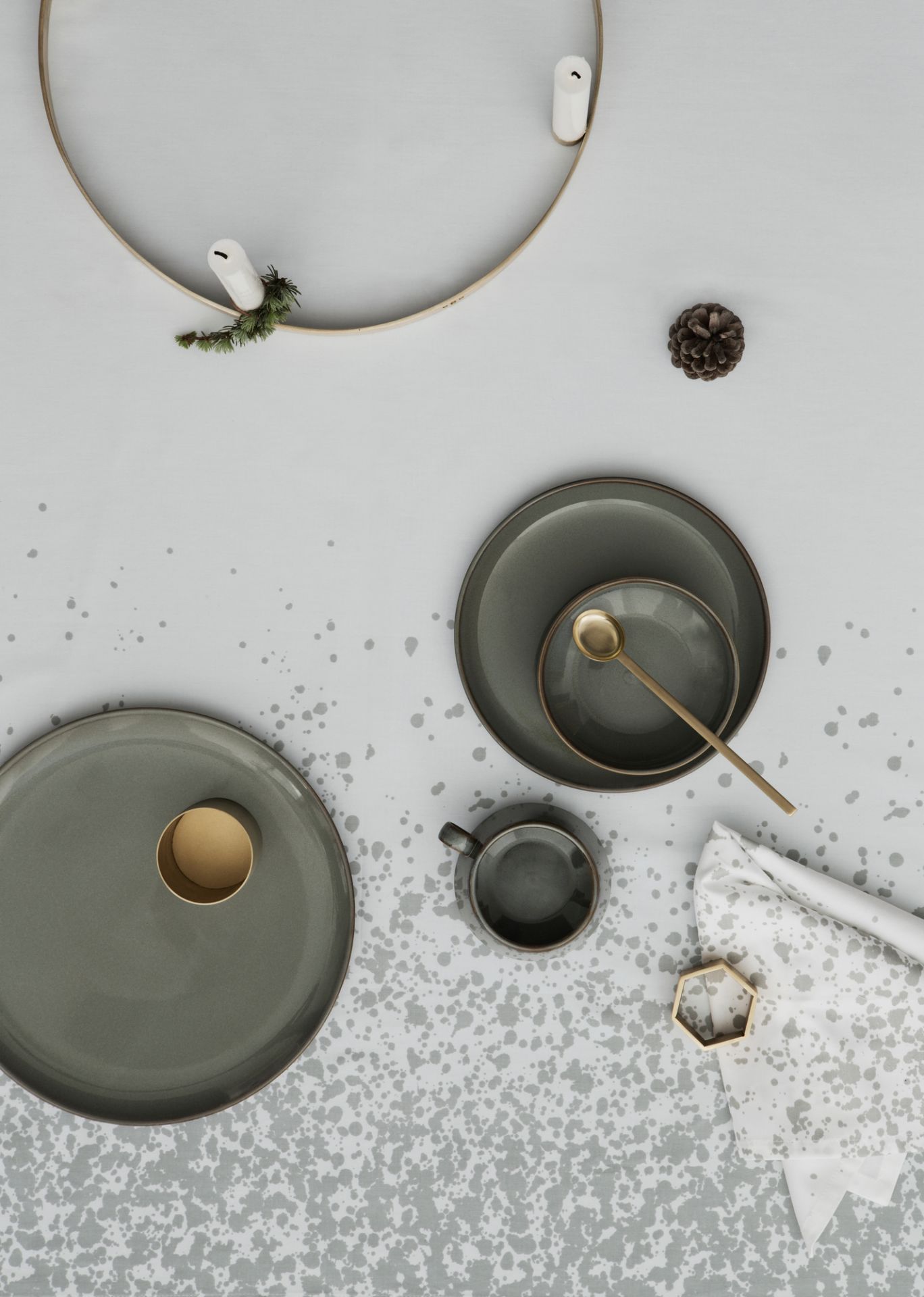 Nahaufnahme: Ferm Living Circle Kerzenhalter groß aus Messing mit Kerzen und festlicher Dekoration.