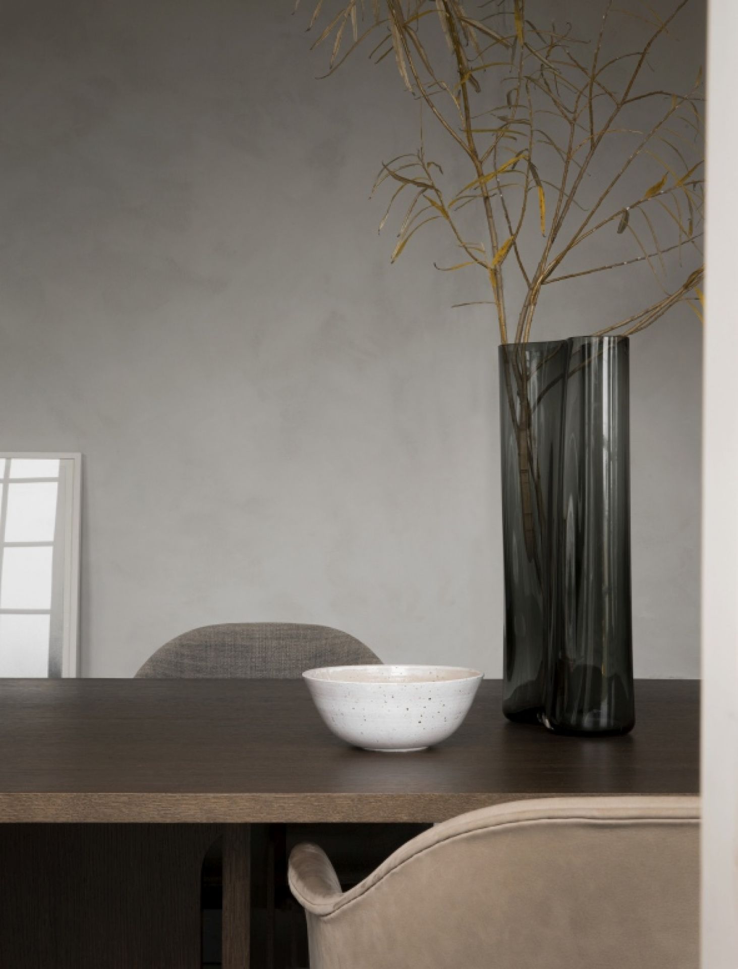 Detailaufnahme des Audo Androgyne Esstisches mit Schale und Vase. Moderner Esstisch aus Holz.