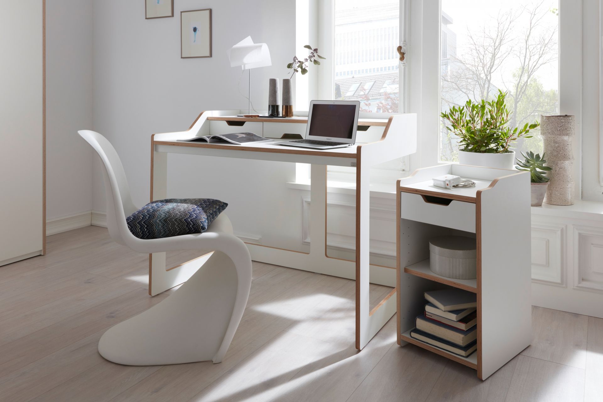 Moderner Plane Sekretär von Müller Möbelwerkstätten in Weiß mit Laptop und Design-Stuhl in hellem Raum.