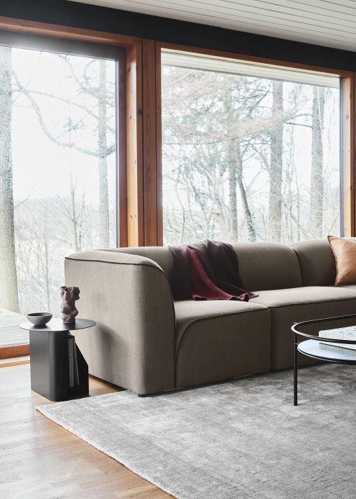 Wohnzimmer mit grauem Woud Tint Rug Teppich 90x140 cm, Sofa und großem Fenster.